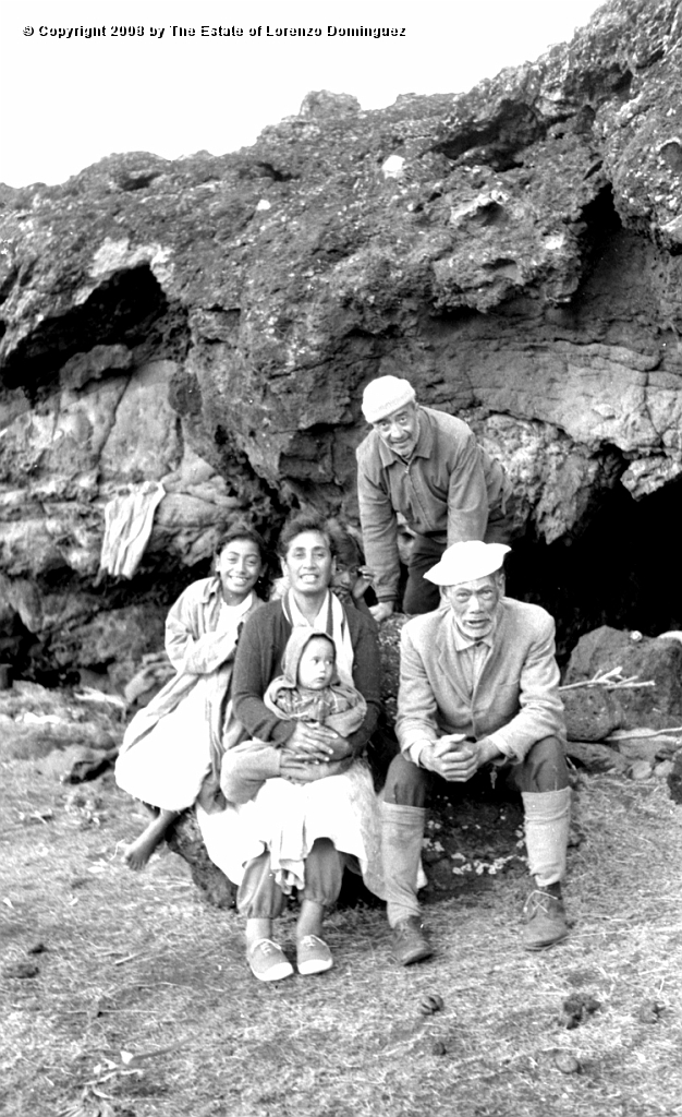 TAM_Ana_Havea_05.jpg - Easter Island. 1960. Group by the entrance to the cave of Ana Havea, near ahu Tongariki. Photograph taken shortly before the destruction of the ahu by the tsunami of May 22, 1960. The sculptor Lorenzo Dominguez is in the back.